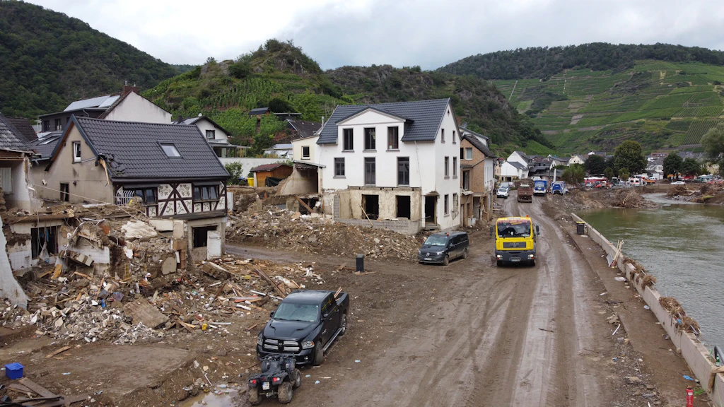 Nach der Flutkatastrophe: Wie sich ein Dorf aus dem Schlamm kämpft
