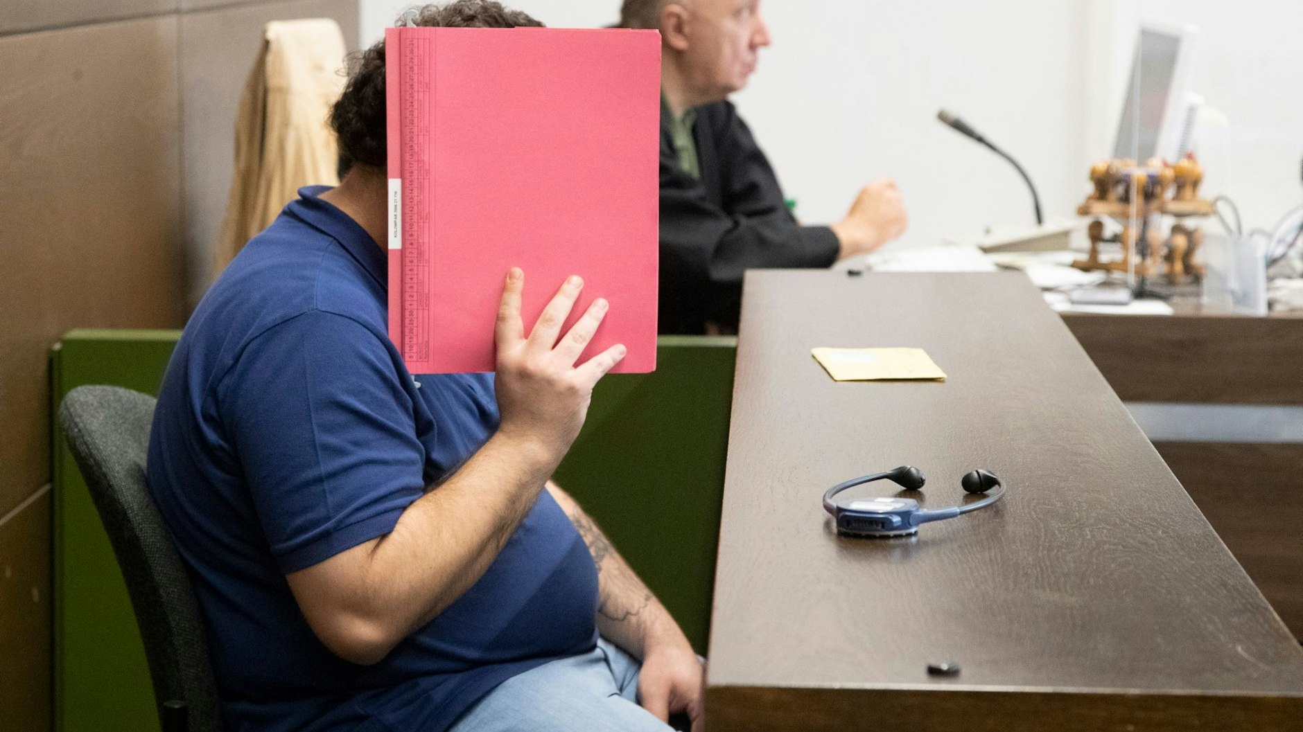 Trickbetrüger Valentino K. legte seinem Opfer die ergaunerten 65.000 Euro auf den Tisch. Dafür kam er mit einer Bewährungsstrafe davon.