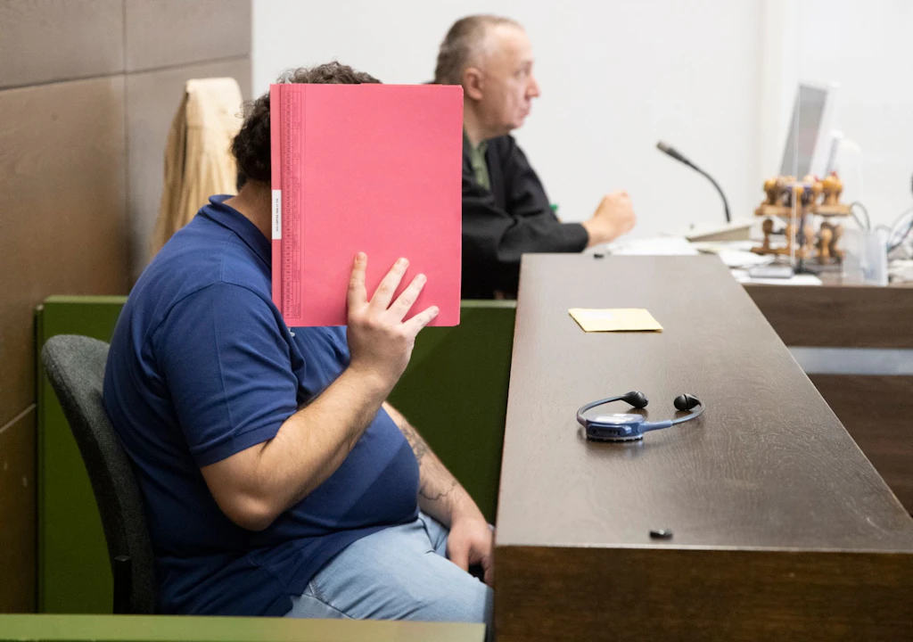 Glücksmoment: Seniorin bekommt im Gerichtssaal 65.000 Euro von Betrüger zurück