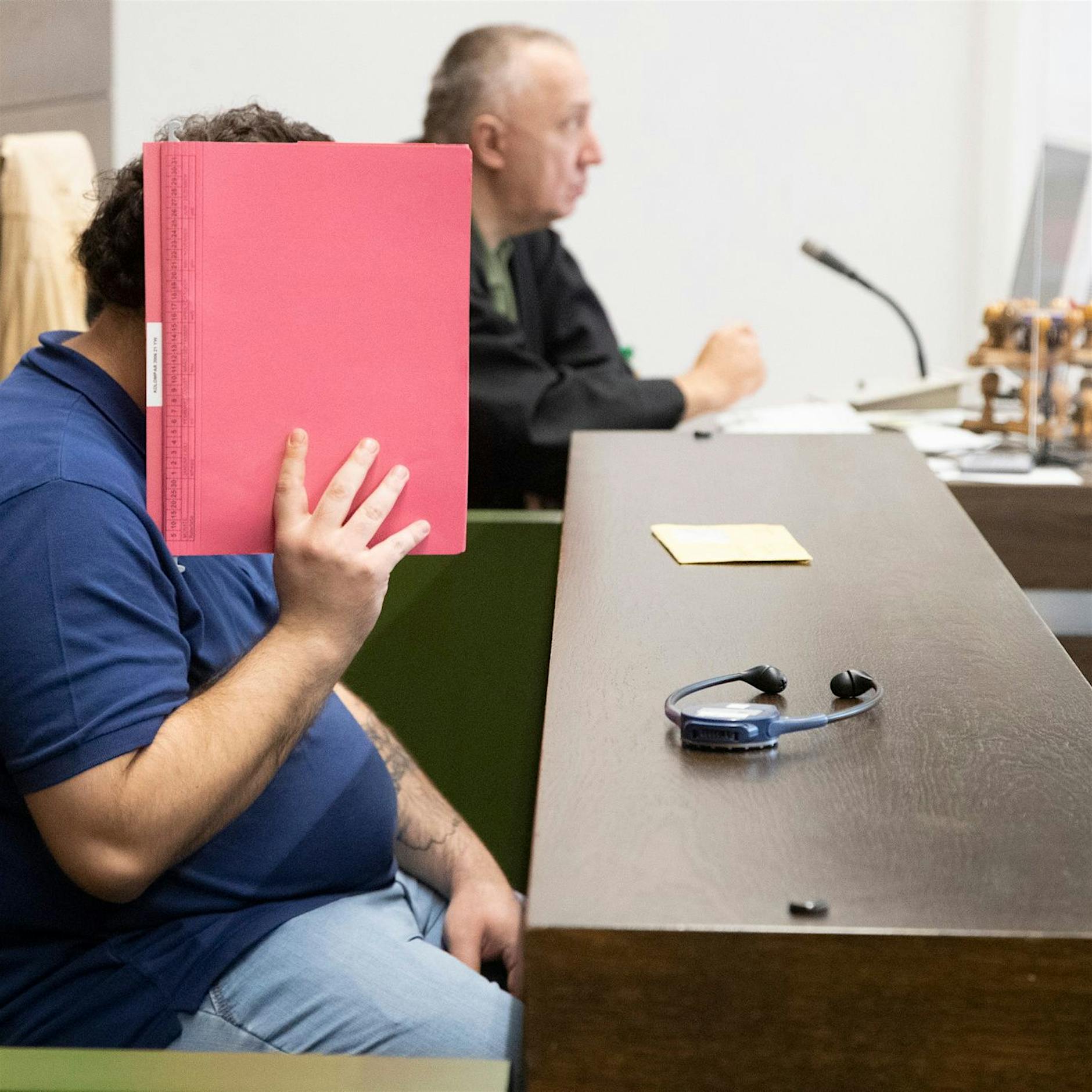 Glücksmoment: Seniorin bekommt im Gerichtssaal 65.000 Euro von Betrüger zurück