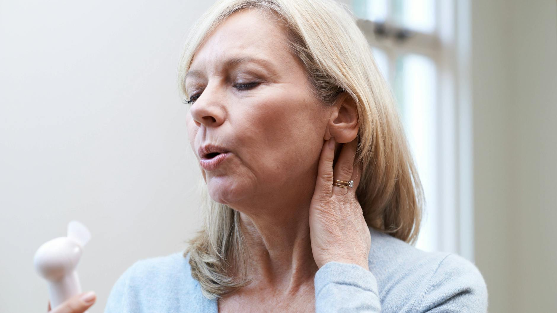 Einige Lebensmittel können Hitzewallungen und Schweißausbrüche in den Wechseljahren begünstigen.