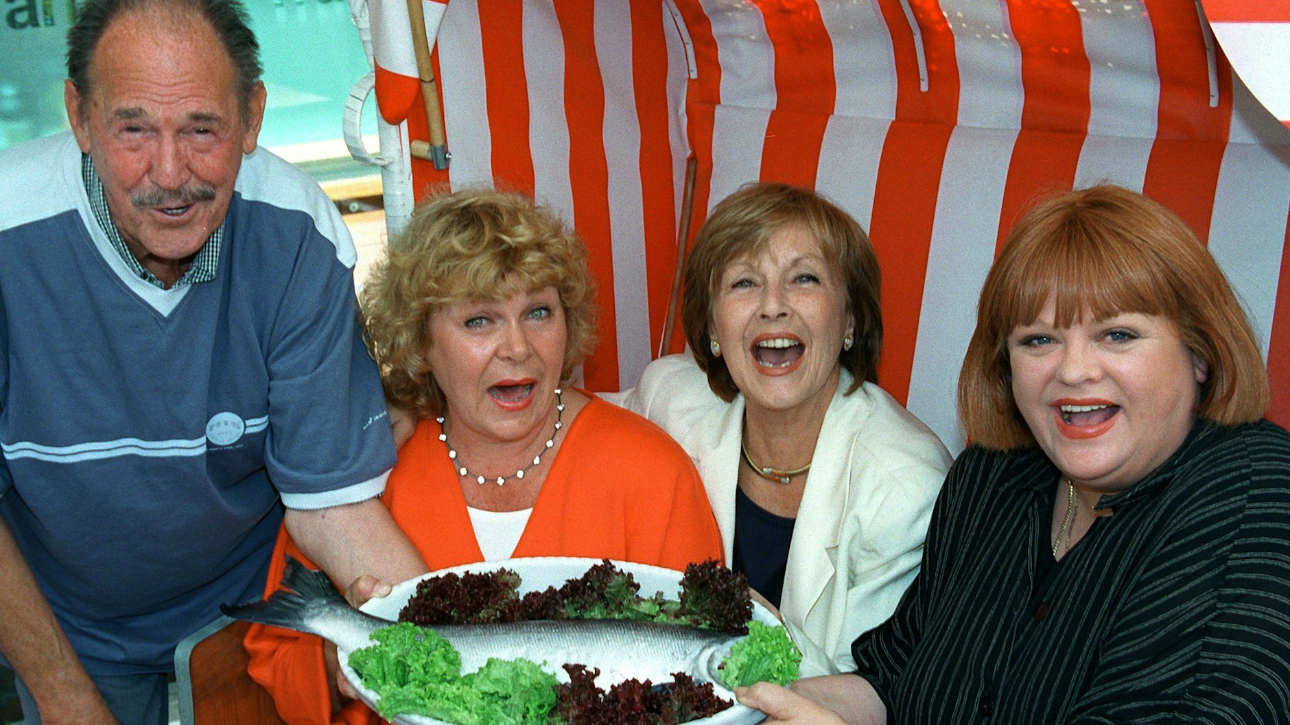 Herbert Köfer macht 2001 mit seinen Kolleginnen Dagmar Biener, Brigitte Grothum und Gundula Petrovska Werbung für die Komödie „Fisch zu viert“, die im Berliner Hansa-Theater gezeigt wurde.