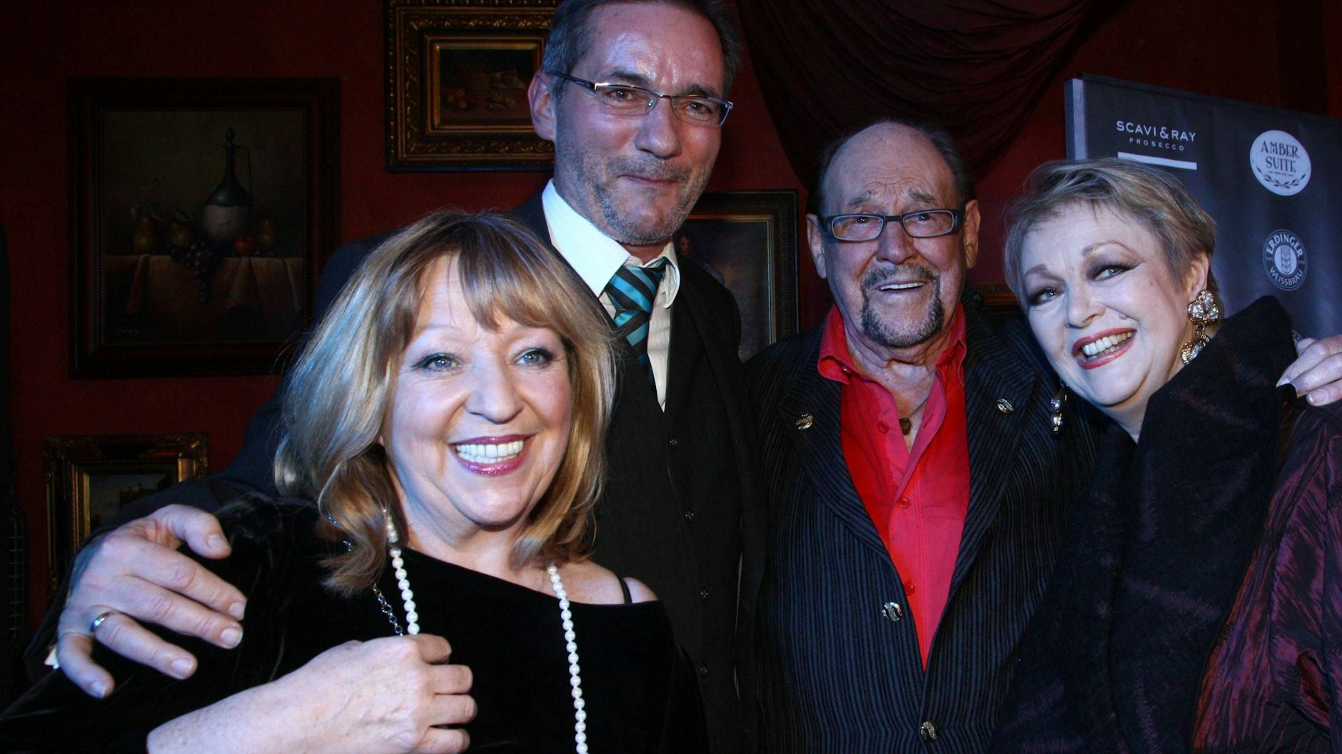 Herbert Köfer mit Angelika Mann, Matthias Platzeck und Barbara Schöne bei der Feier zu seinem 90. Geburtstag.