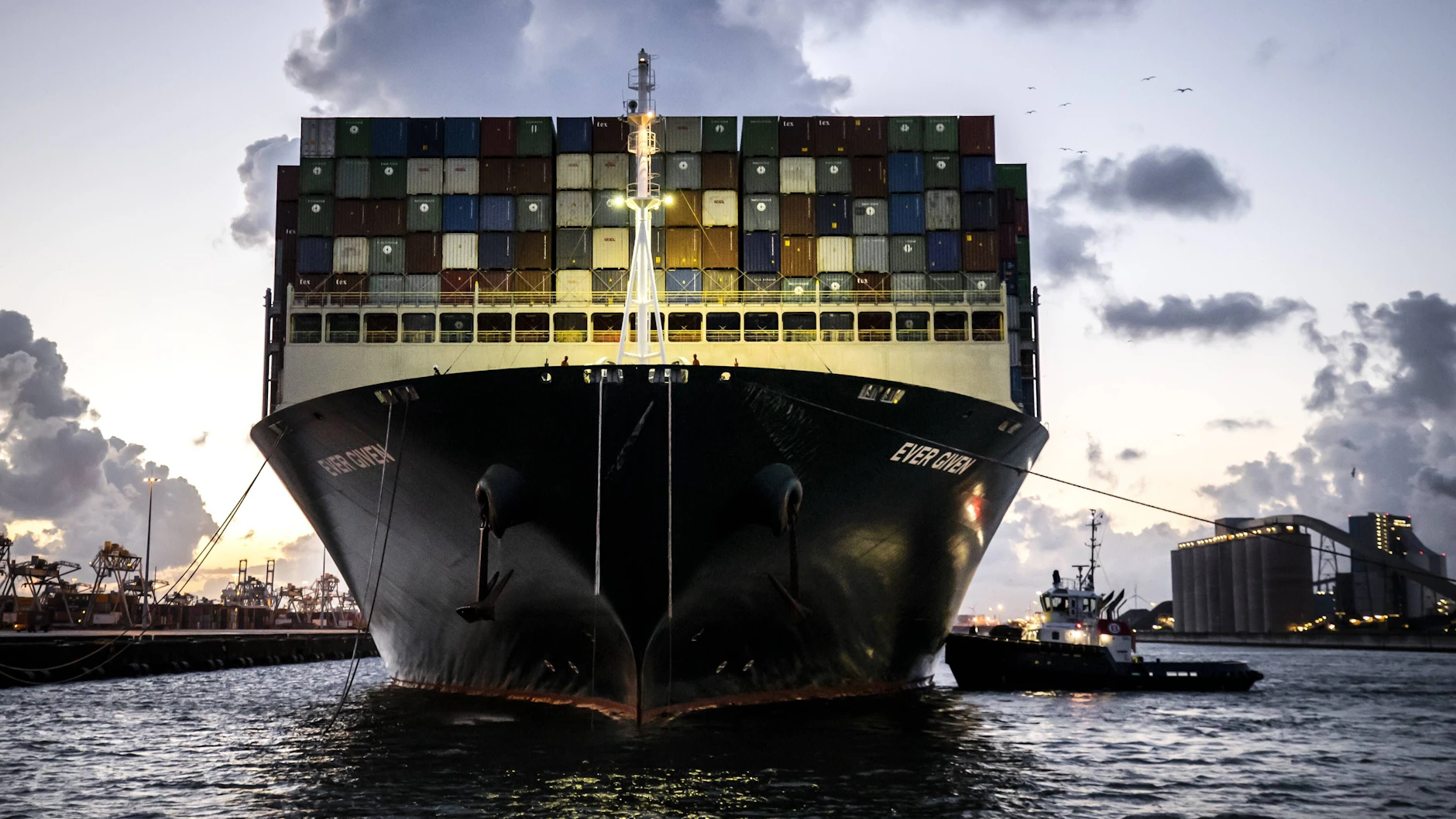 Ever Given Containerschiff L uft Im Hafen Von Rotterdam Ein ever-given-containerschiff-l-uft-im-hafen-von-rotterdam-ein