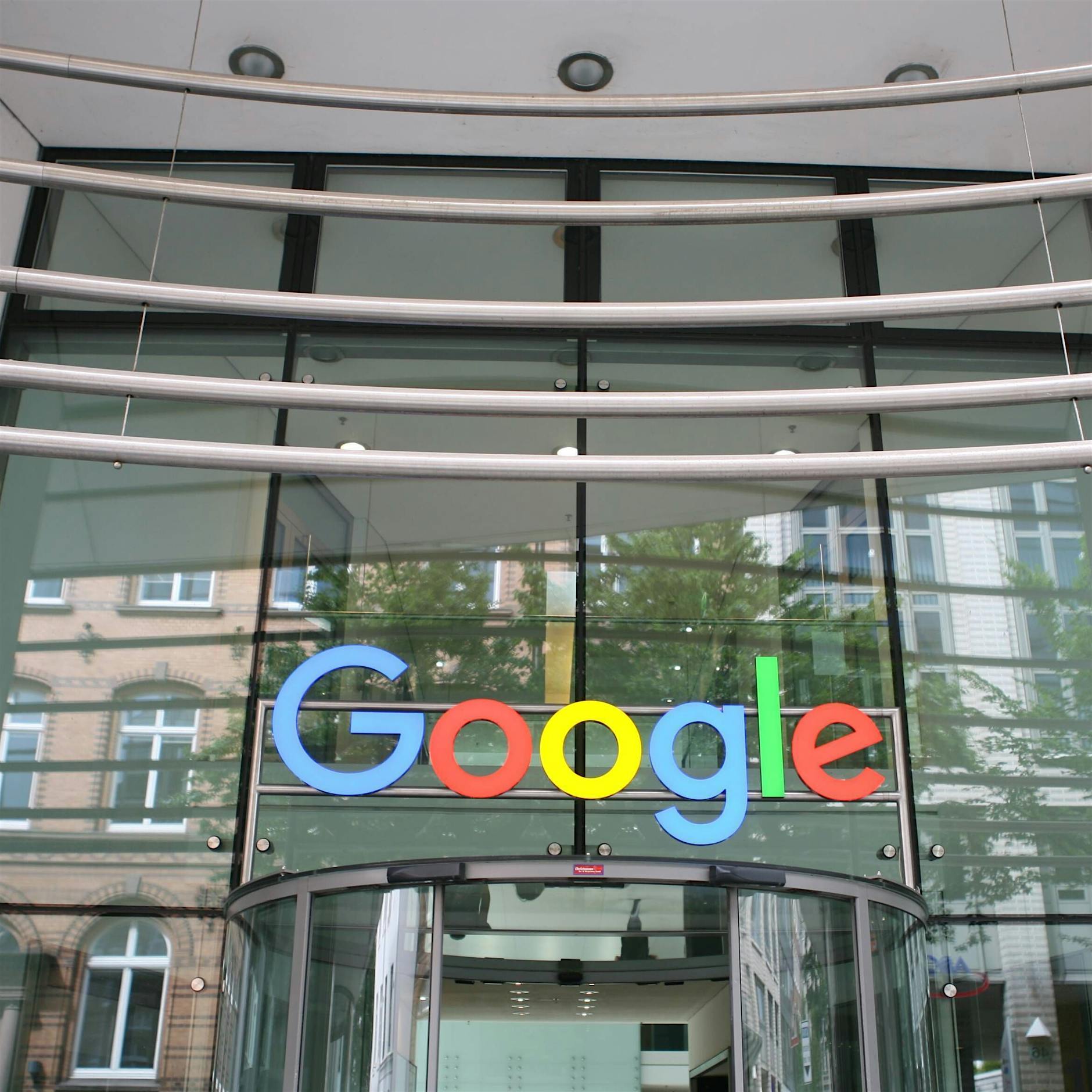 Google und Facebook verhängen Impfpflicht