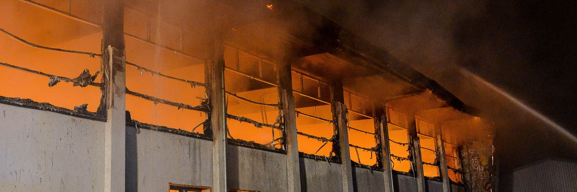 Die Sporthalle in Nauen, von Schneider und zwei Mittätern angezündet, brannte im August 2015 ab.