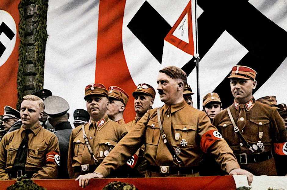 Adolf Hitler und andere Führer der SA tragen während einer Kundgebung 1935 das Braunhemd. Hitler&nbsp;verzichtete generell auf jegliche Rangabzeichen.