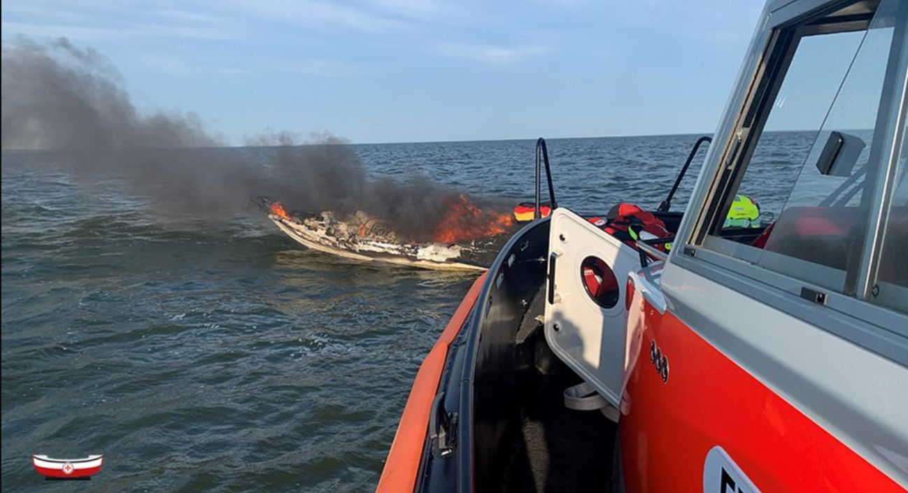 Motorboot brennt aus – Familie an Bord gerettet