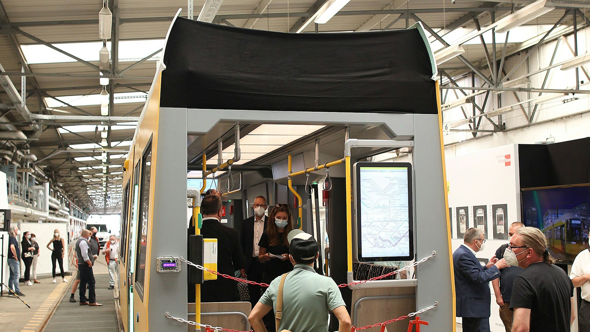 Ein großes Display am Ende des Holzwagens zeigt das Liniennetz.