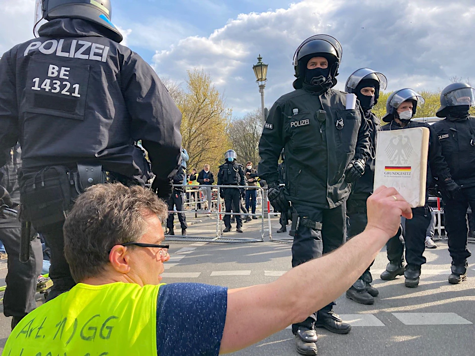 Ein Demonstrationsteilnehmer im April vor dem Sitz des Bundespräsidenten.