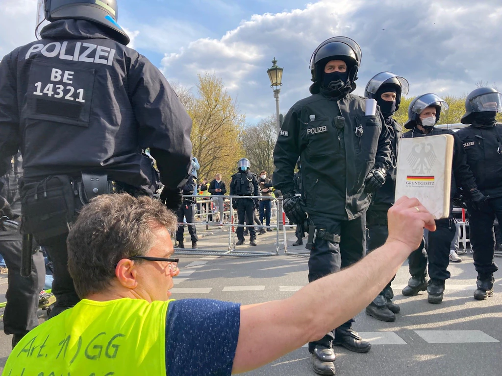 „Querdenker“ wollen Straße des 17. Juni mit 28 Lautsprechertürmen beschallen