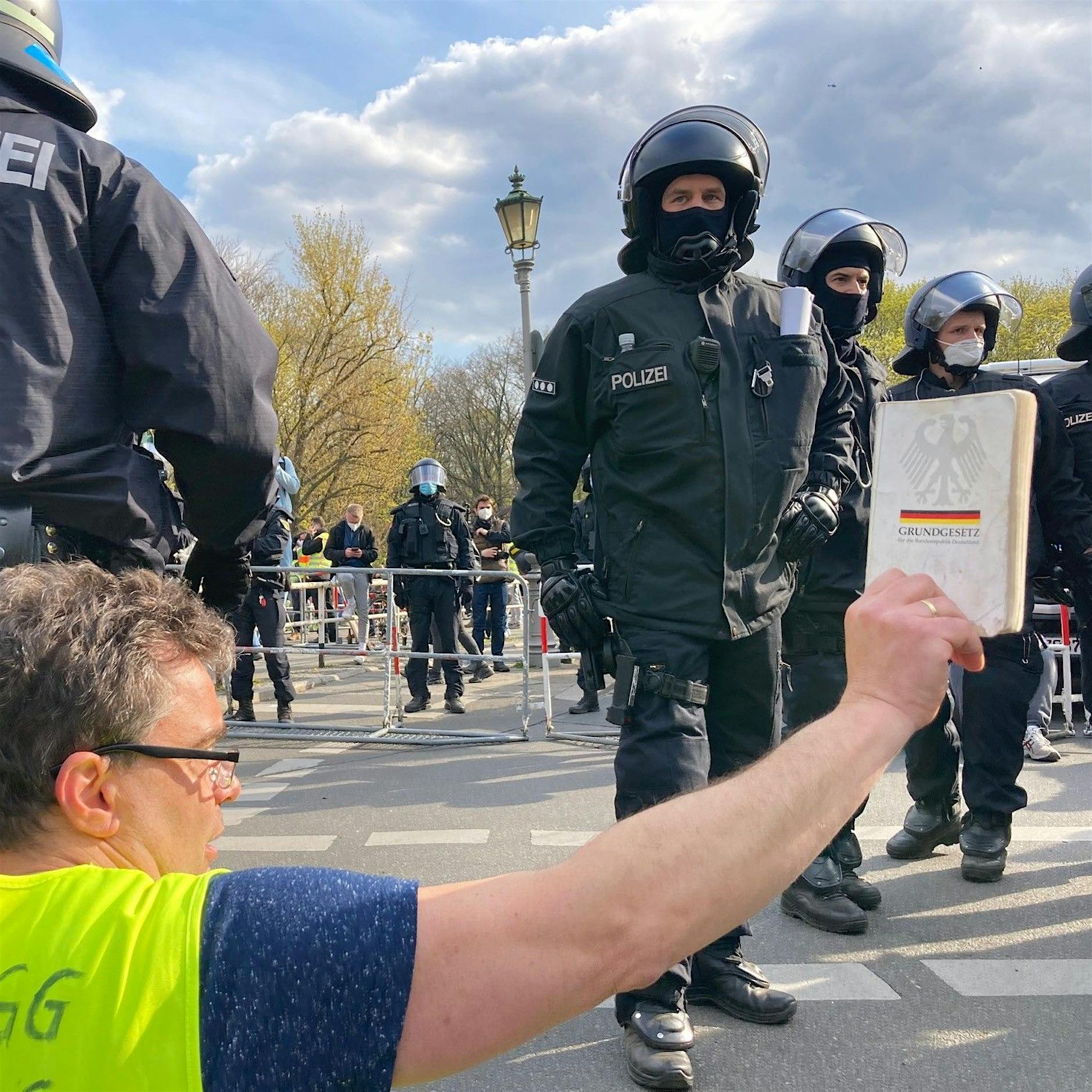„Querdenker“ wollen Straße des 17. Juni mit 28 Lautsprechertürmen beschallen