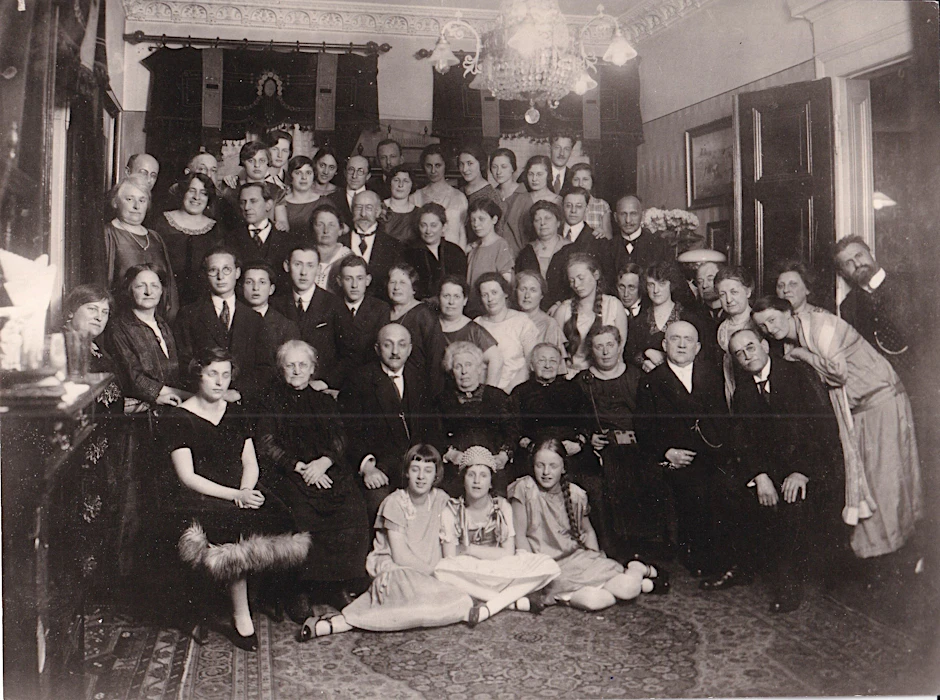 Foto einer Geburtstagsfeier der Familie Katz, aufgenommen 1926 in Berlin. Richard und Herta Katz stehen in der zweiten Reihe rechts neben der Frau mit Zöpfen. Tochter Romana sitzt links vorn.&nbsp;<br><br>