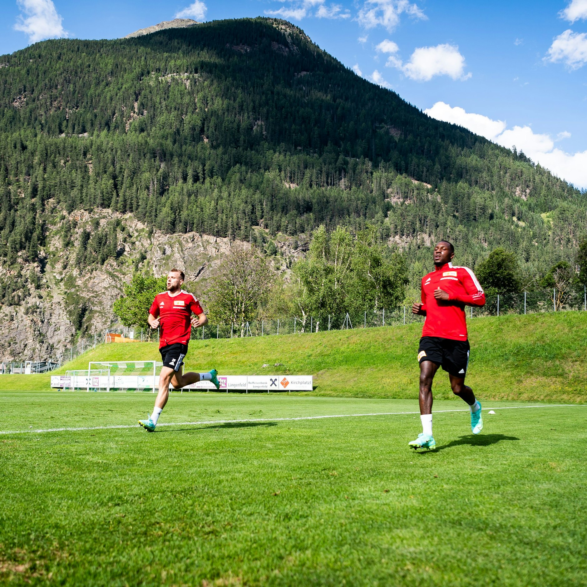 Laufeinheit? Kein Problem für Tymoteusz Puchacz, der hier mit Sheraldo Becker an seiner Fitness arbeitet.