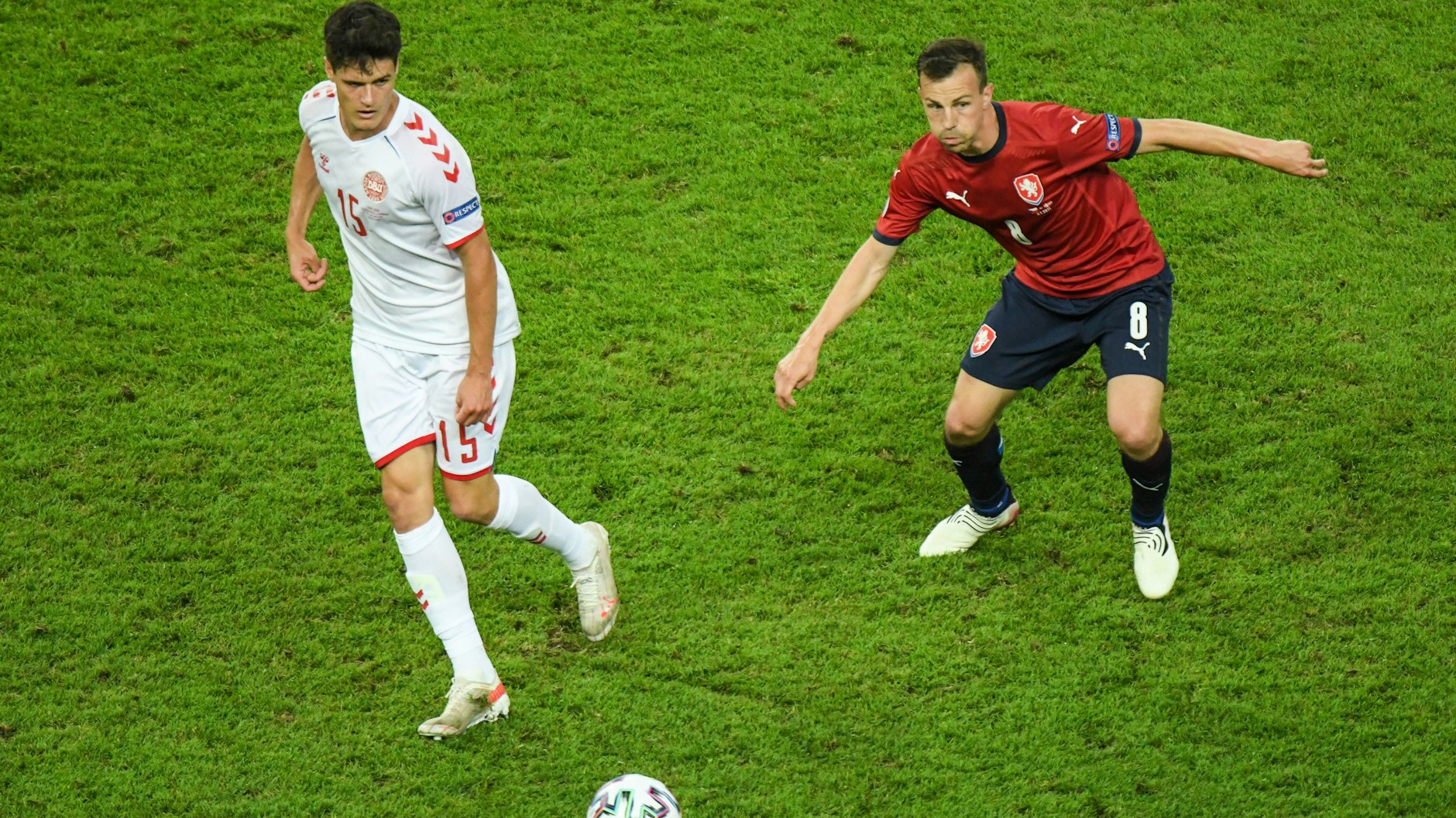 Am 3. Juli machte er Darida (r.) beim EM- Viertelfinale gegen Dänemark sein letztes Länderspiel für Tschechien. Danach erklärte er seinen Rücktritt.