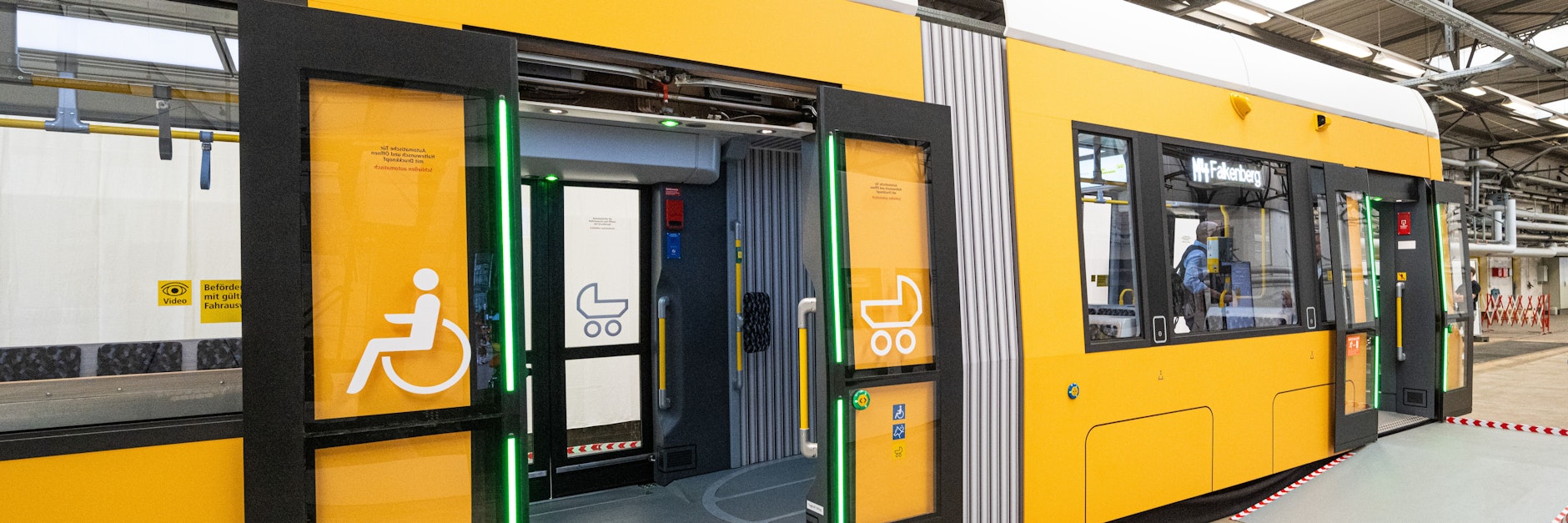 Noch fährt sie nicht – Berlins neue Straßenbahn gibt’s bislang nur als lebensgroßes Holzmodell.<br>