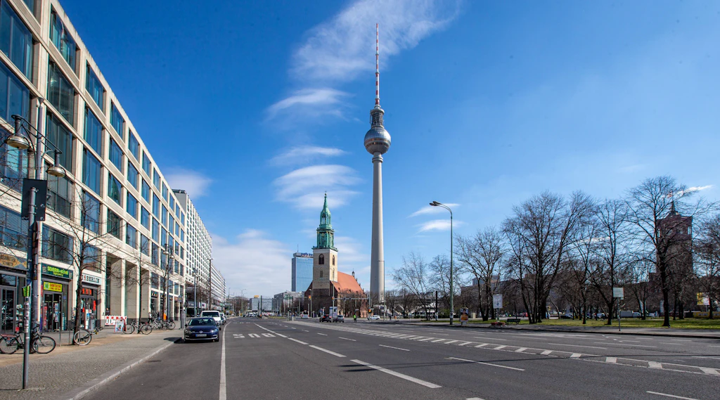 Transfeindlicher Angriff? Vier Jugendliche attackieren Frau (55) nahe dem Alexanderplatz