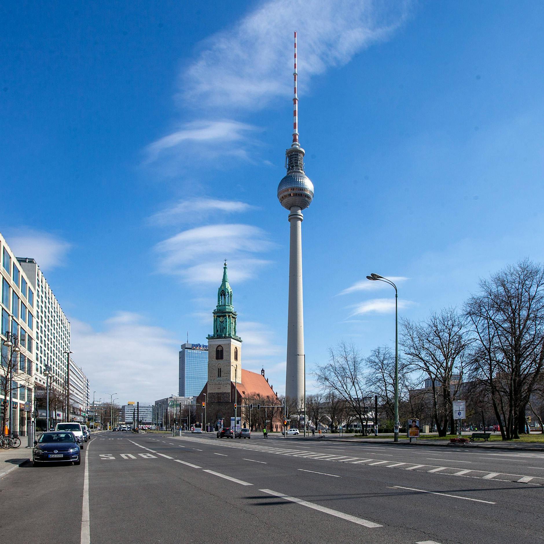 Transfeindlicher Angriff? Vier Jugendliche attackieren Frau (55) nahe dem Alexanderplatz