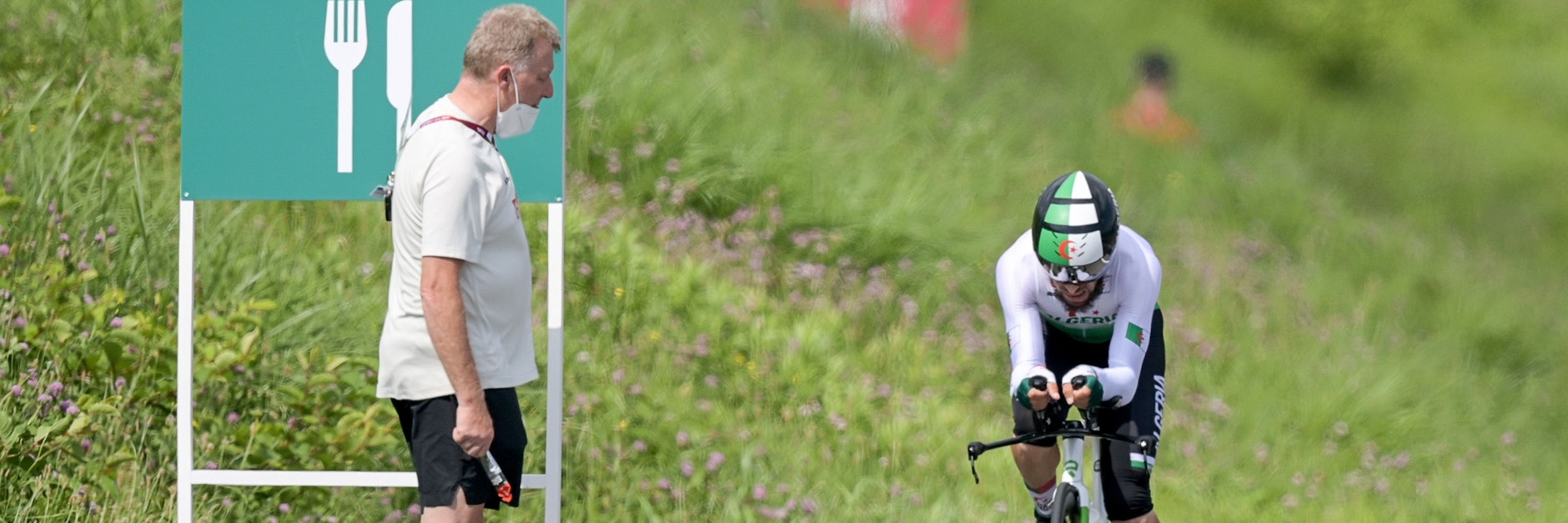 <a href="https://www.berliner-kurier.de/sport/rassismus-skandal-bei-olympia-hol-die-kameltreiber-li.173620">BDR-Sportdirektor Patrick Moster</a>&nbsp;bezeichnete Algeriens Radprofi Azzedine Lagab (r.) als „Kameltreiber“ und muss nun seine Koffer packen.&nbsp;&nbsp;