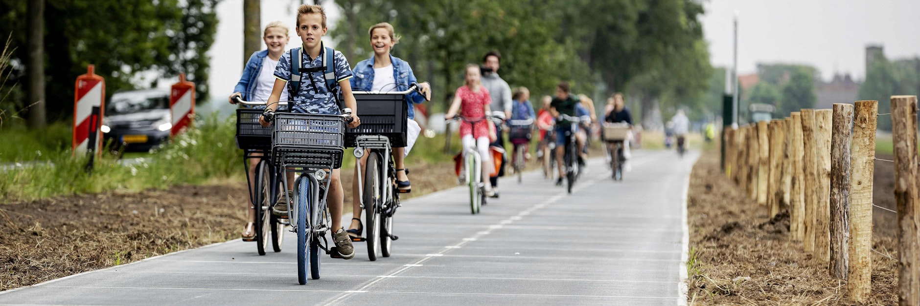 Eine Gruppe von Schülern weihte den Solar-Radweg im niederländischen Utrecht ein.