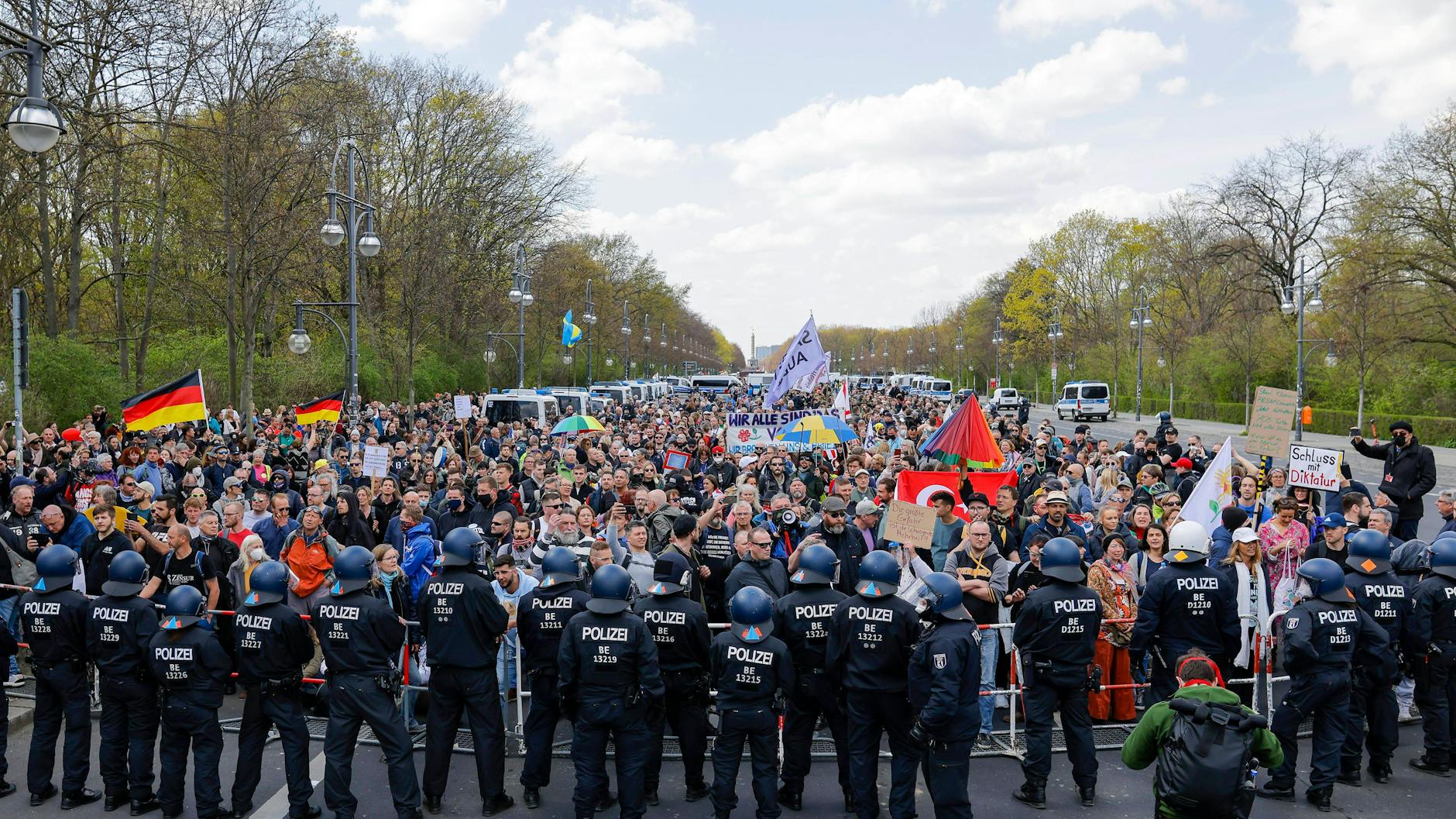 Tausende Gegner der Corona-Maßnahmen protestierten im April in Berlin gegen die Regierung. Das soll sich nicht wiederholen. Die Polizei hat zwölf Demonstrationen verboten.