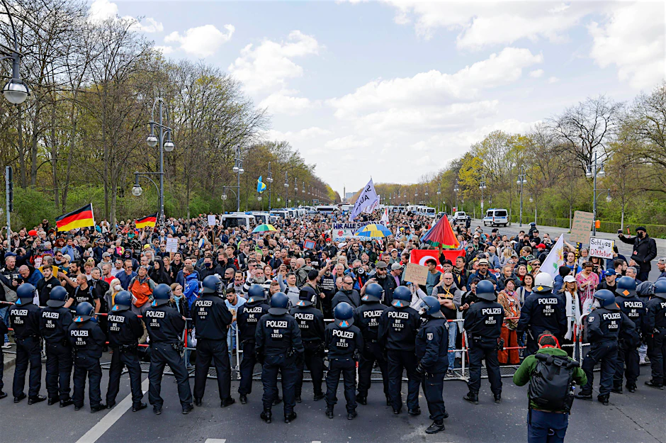 Tausende Gegner der Corona-Maßnahmen protestierten im April in Berlin gegen die Regierung. Das soll sich nicht wiederholen. Die Polizei hat zwölf Demonstrationen verboten.