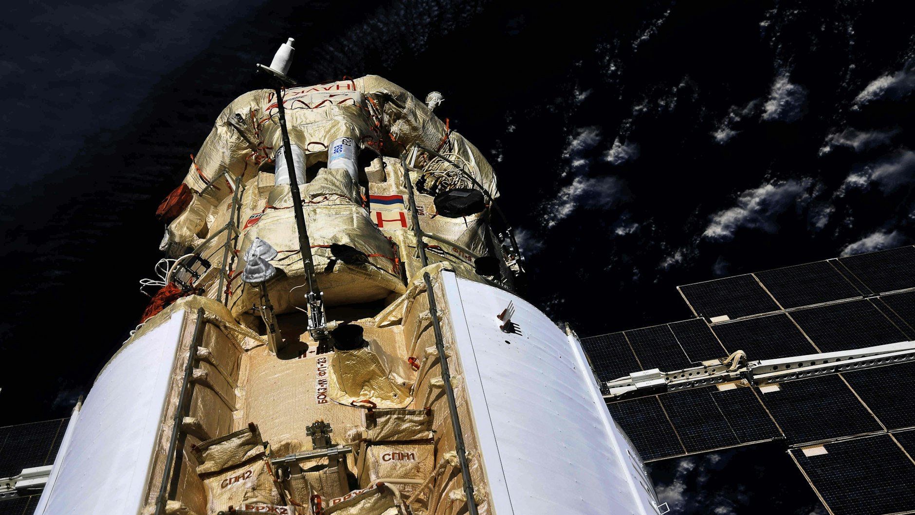 Die Raumfahrtstation ISS ist um das russische Forschungsmodul „Nauka“ erweitert worden.