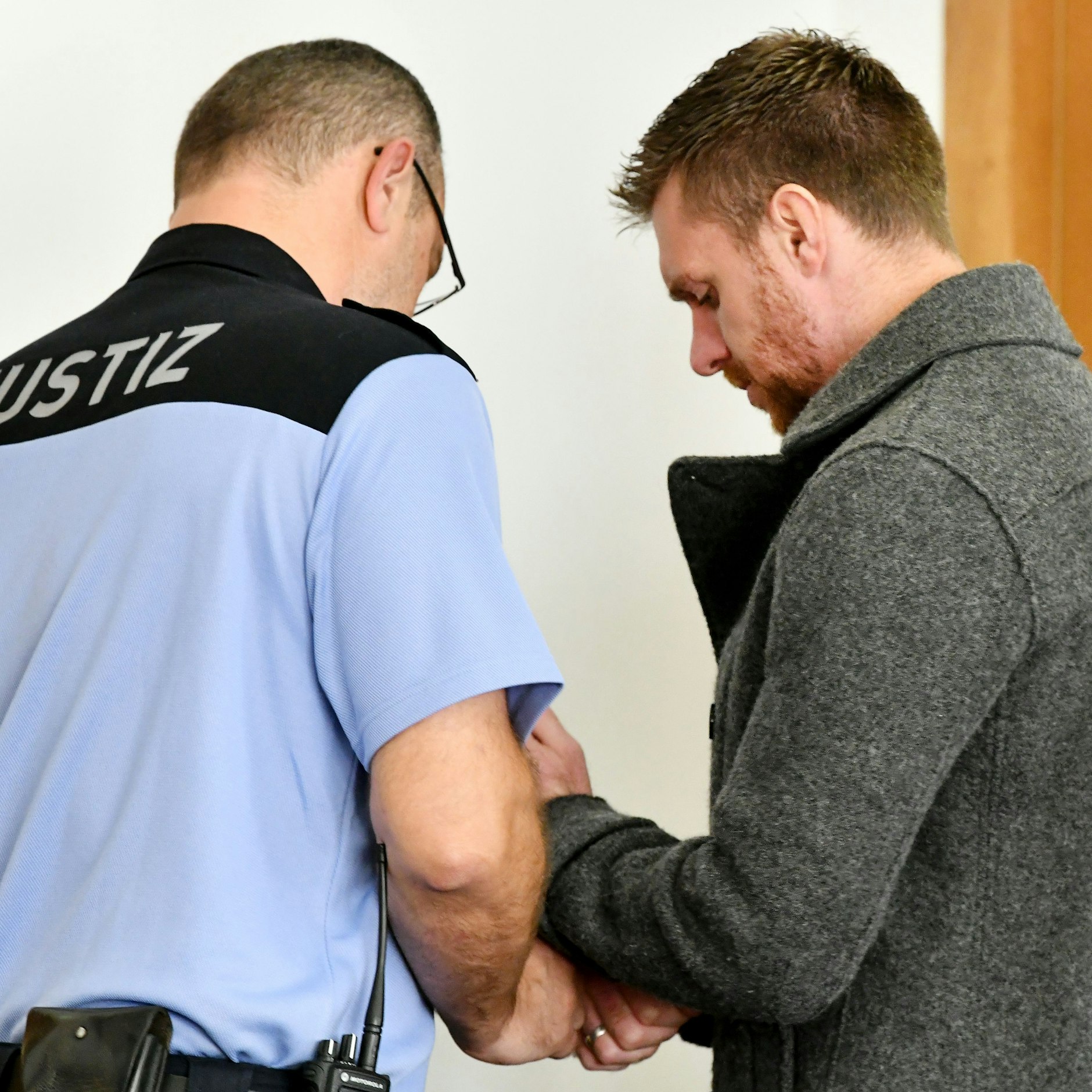 Maik Schneider werden bei einem der Prozesse in Potsdam die Handschellen abgenommen. Jetzt sitzt er.