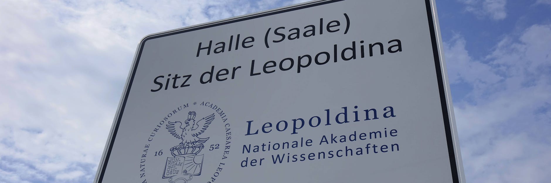 Ein Schild verweist auf die Nationale Akademie der Wissenschaften Leopoldina in Halle