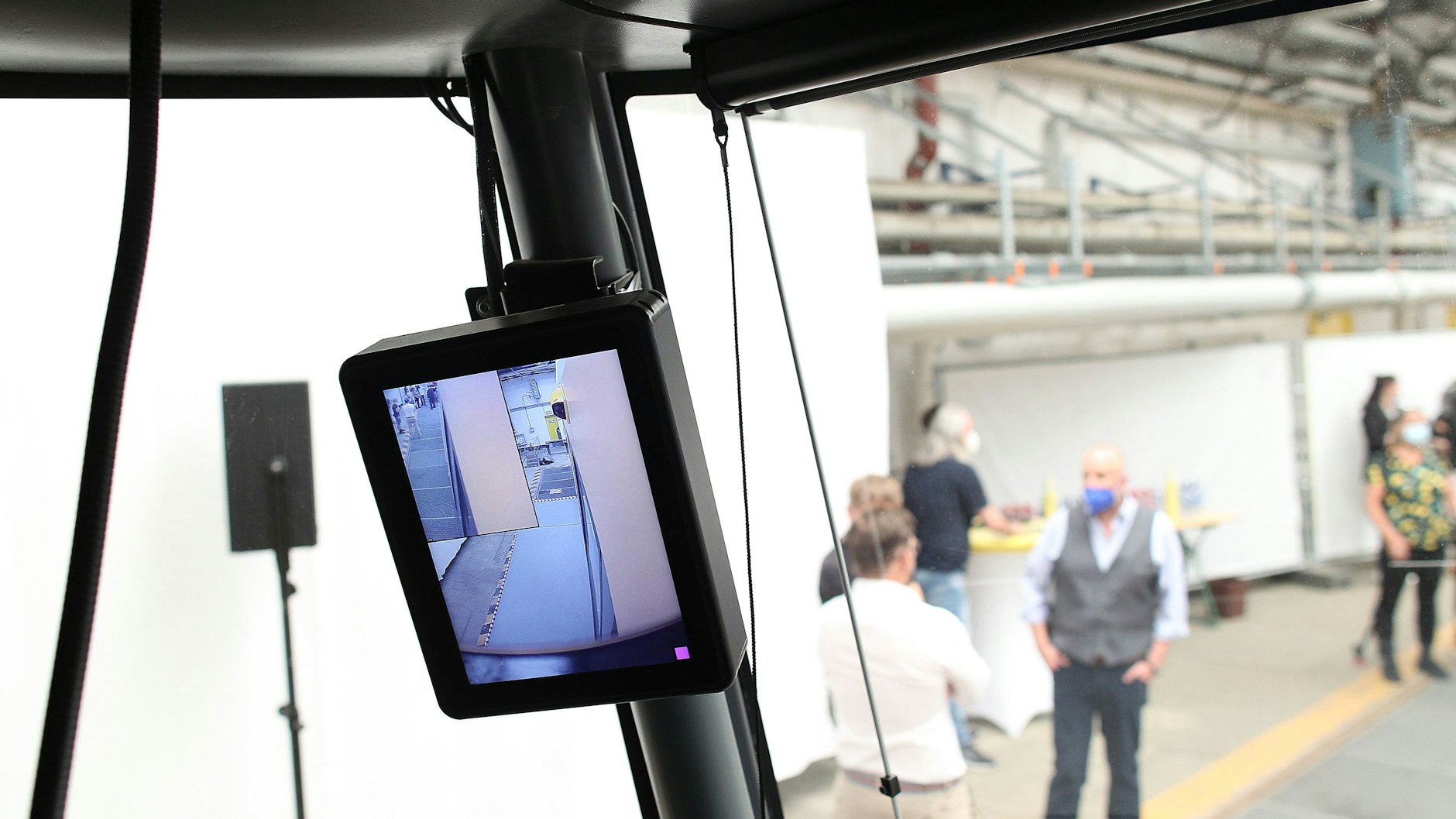 Statt Spiegeln außen zeigen Monitore innen, was sich links und rechts hinter dem Fahrer im Verkehr oder an der Haltestelle vor den Türen abspielt.