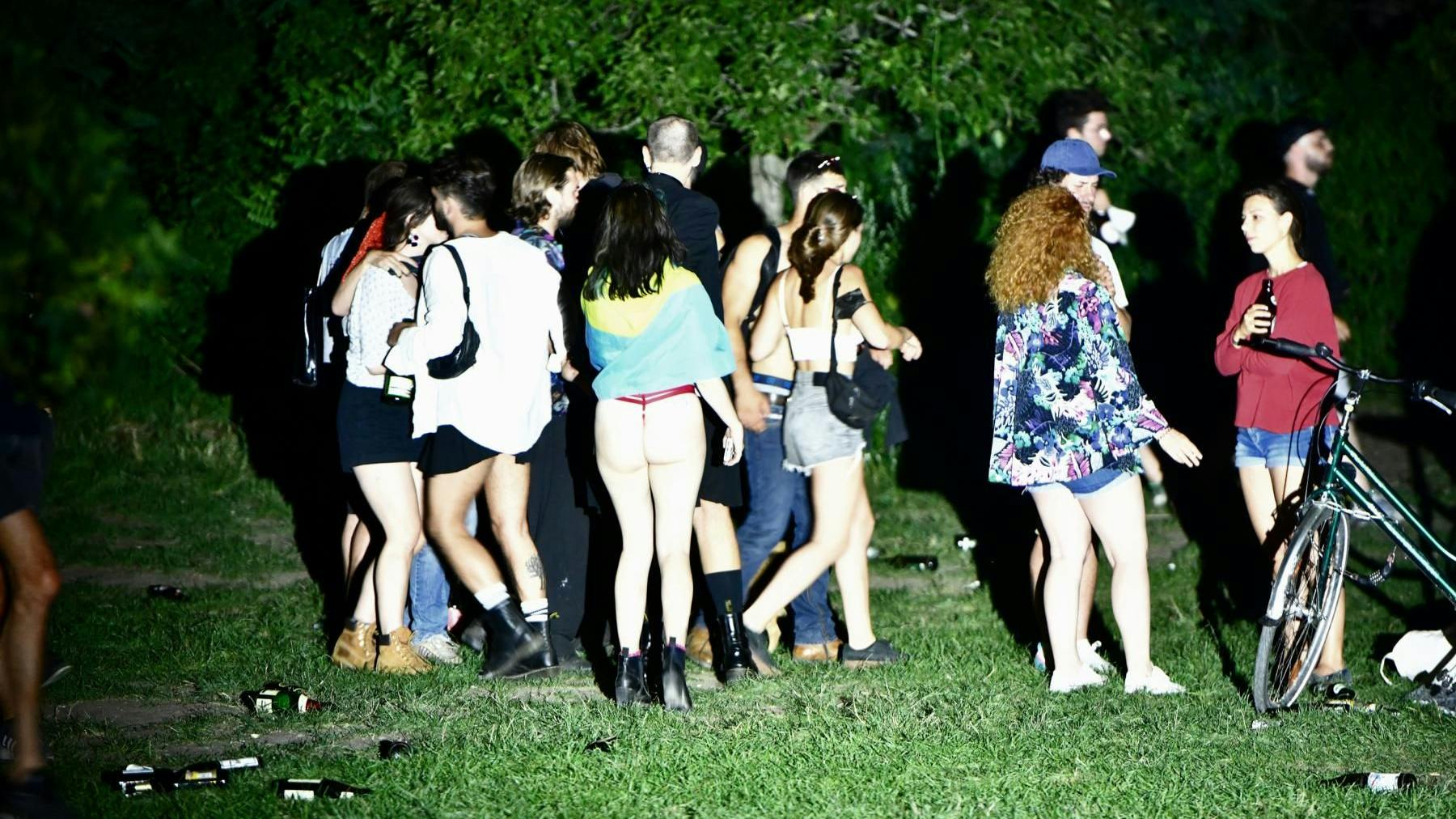 Nach dem CSD am 24. Juli: feiernde Jugendliche im Volkspark Hasenheide <br>
