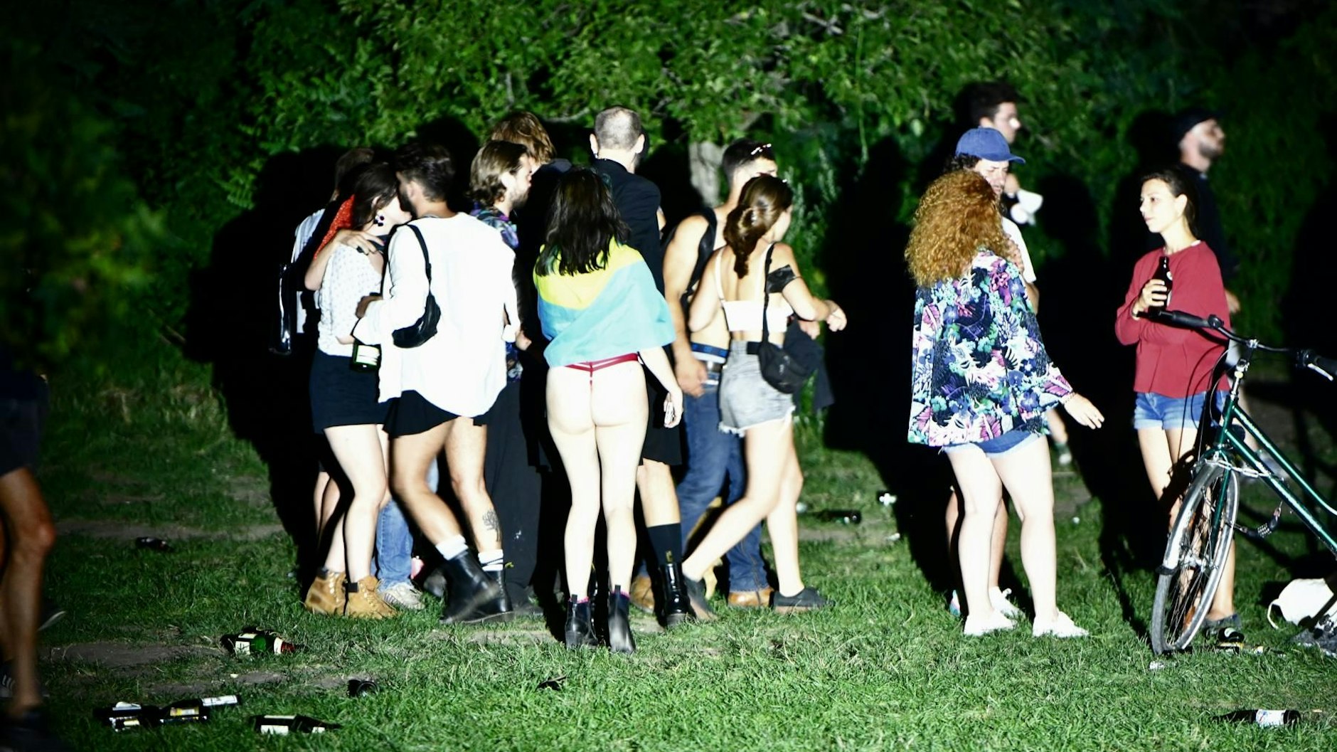 Nach dem CSD am 24. Juli: feiernde Jugendliche im Volkspark Hasenheide&nbsp;<br>