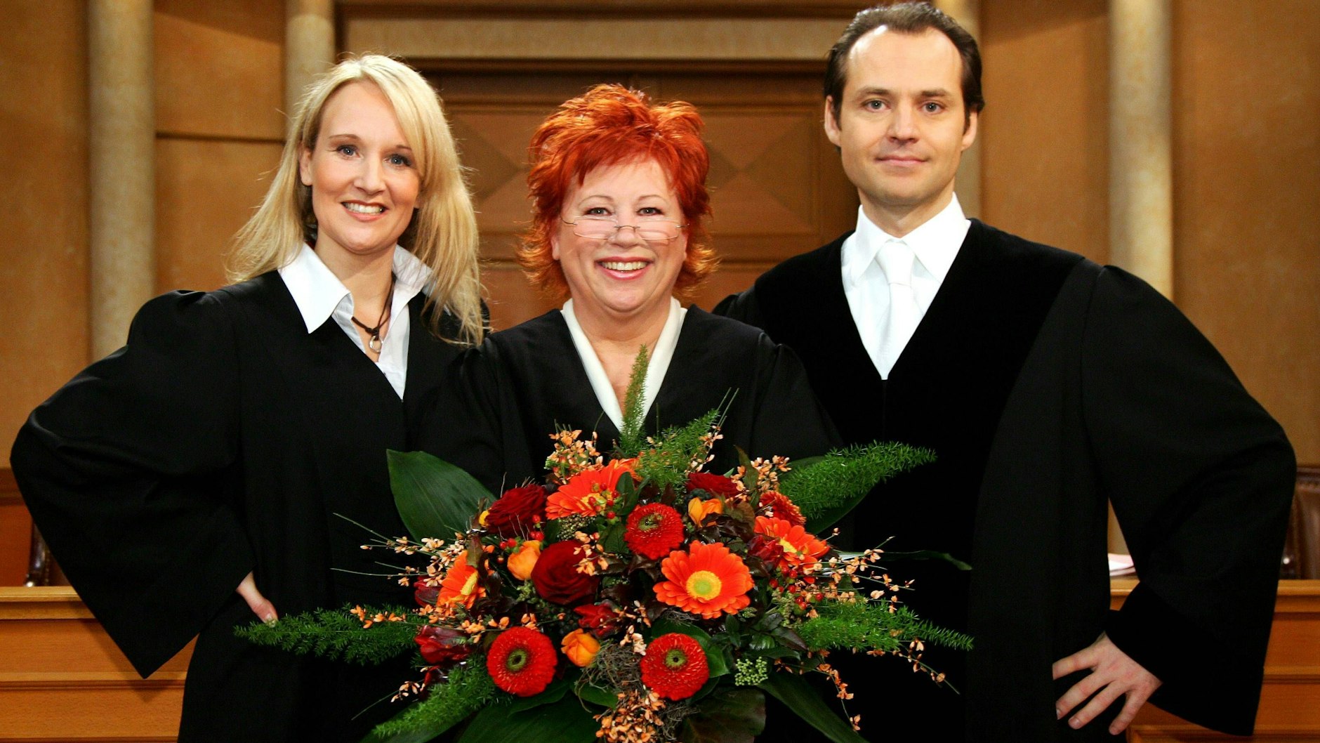 Rechtsanwältin Kirsten Klingenberg (l.), Richterin Barbara Salesch und Staatsanwalt Bernd Römer während eines Pressetermins anlässlich der 1500. Folge von „Richterin Barbara Salesch“.