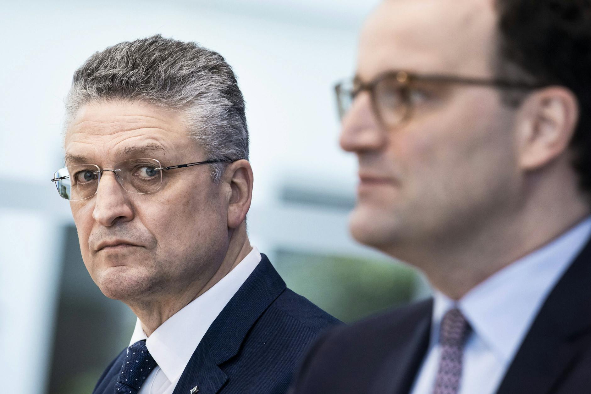 Lothar Wieler, Präsident des Robert Koch-Instituts (RKI), und der Bundesminister für Gesundheit, Jens Spahn (CDU), sind sich uneinig, wie die Pandemielage in Deutschland bewertet werden soll.