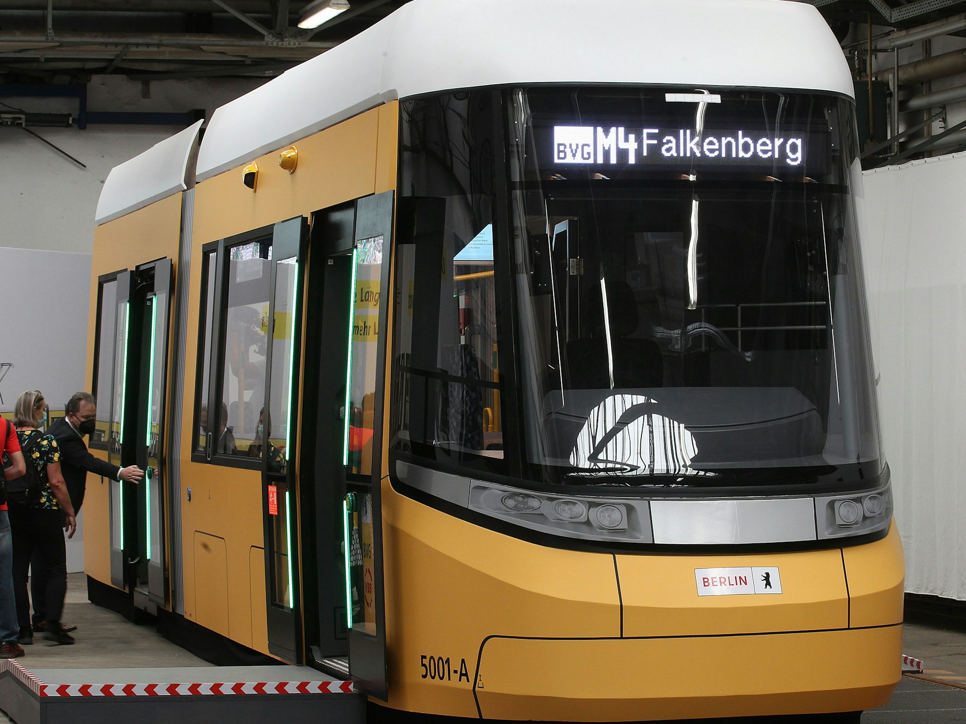 Die Frontscheibe der neuen Züge ist etwas weiter hinuntergezogen. Über der vorderen Tür sind die Kameras erkennbar.