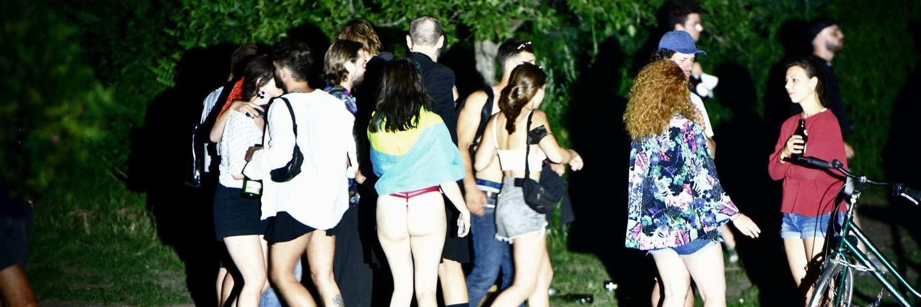 Nach dem CSD am 24. Juli: feiernde Jugendliche im Volkspark Hasenheide.<br>