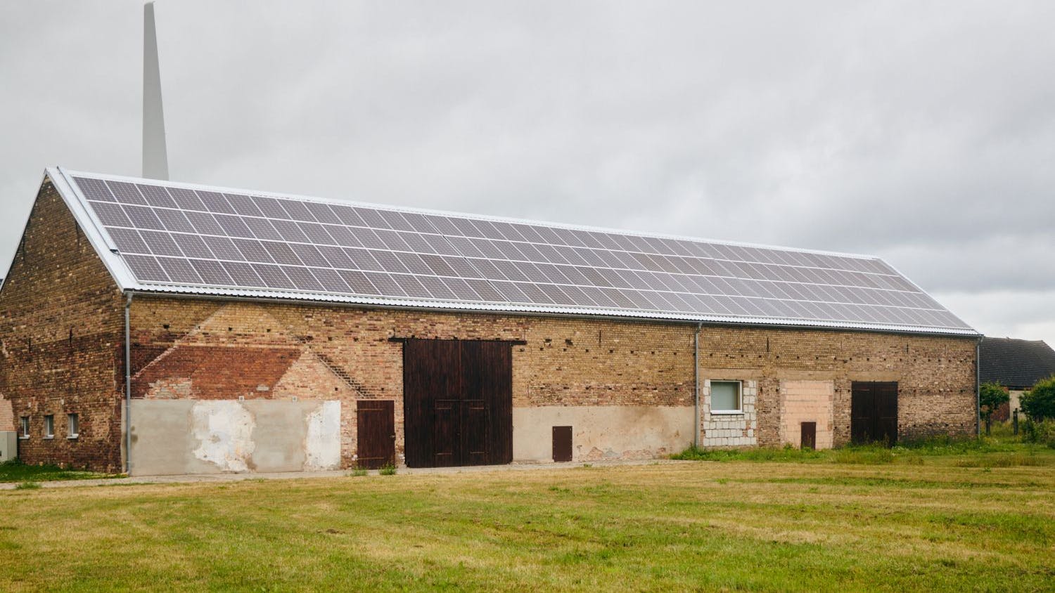 Funktioniert auch, wenn’s bewölkt ist: Solaranlage auf einem Dach in Feldheim. Der Ortsteil von Treuenbrietzen hat sich unabhängig gemacht von den großen Energiekonzernen.