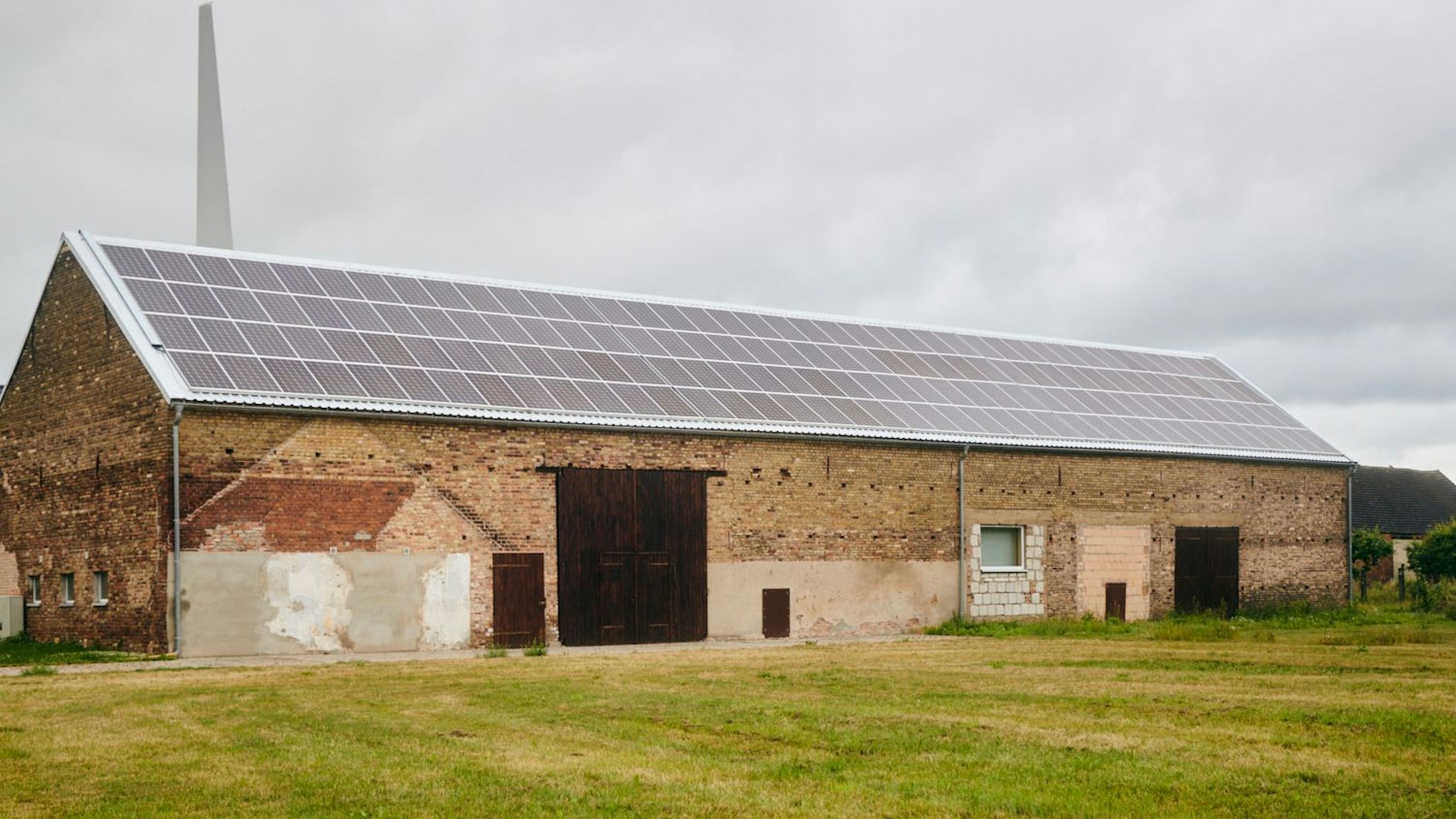 Funktioniert auch, wenn’s bewölkt ist: Solaranlage auf einem Dach in Feldheim. Der Ortsteil von Treuenbrietzen hat sich unabhängig gemacht von den großen Energiekonzernen.
