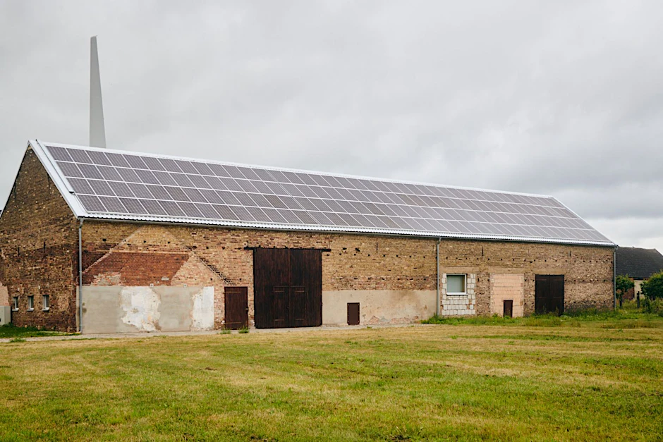 Funktioniert auch, wenn’s bewölkt ist: Solaranlage auf einem Dach in Feldheim. Der Ortsteil von Treuenbrietzen hat sich unabhängig gemacht von den großen Energiekonzernen.