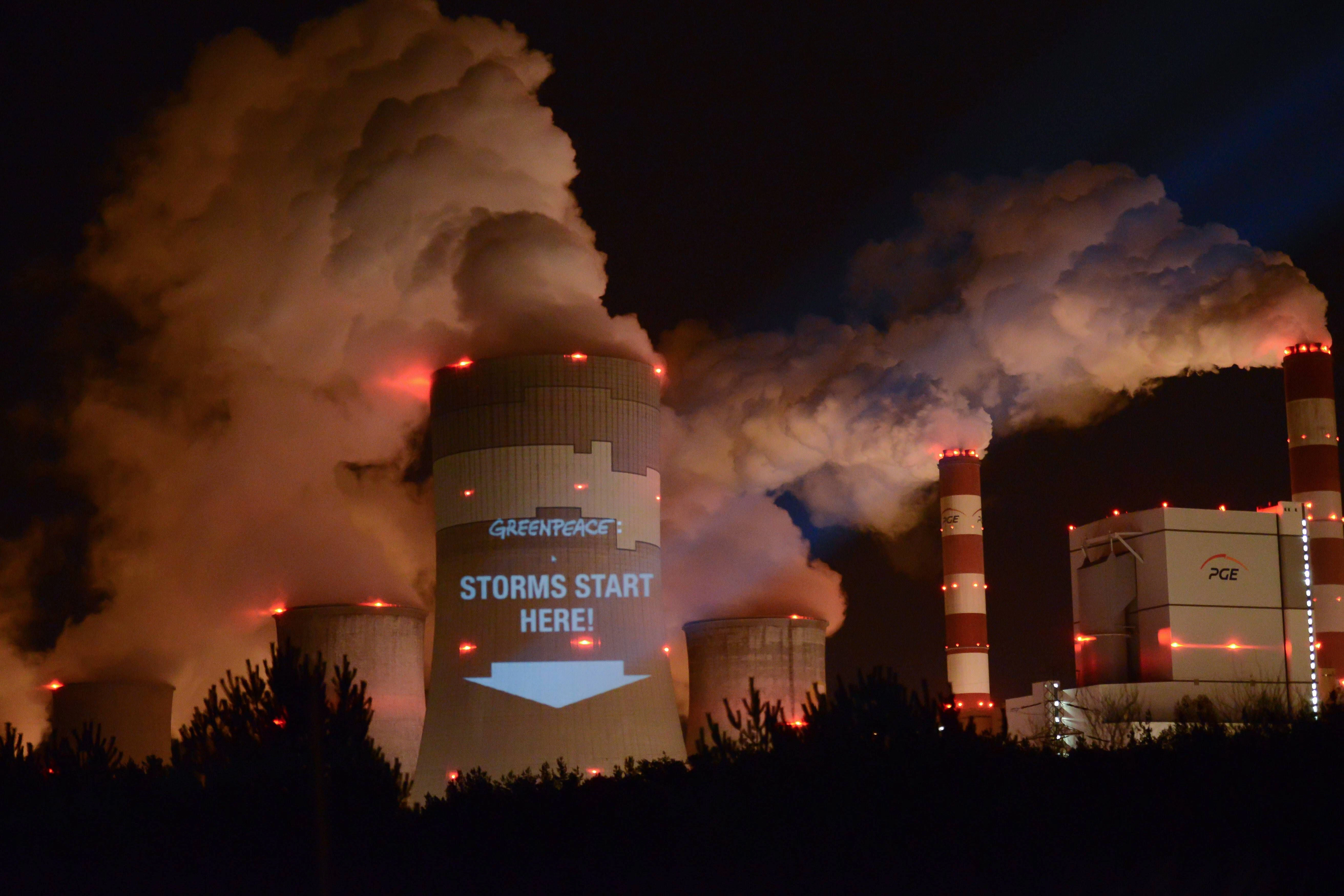 Nur weil eine Maßnahme technisch machbar ist, muss sie nicht auch wirtschaftlich realistisch sein. Greenpeace-Protestbotschaft an Braunkohle-Kraftwerk in Polen, 2013.