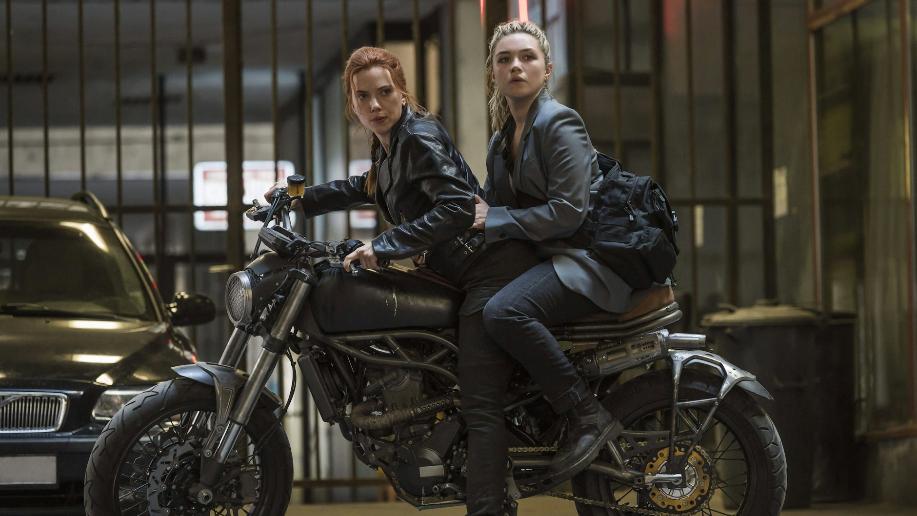 Scarlett Johansson (l.) spielt in „Black Widow“ an der Seite von Florence Pugh.