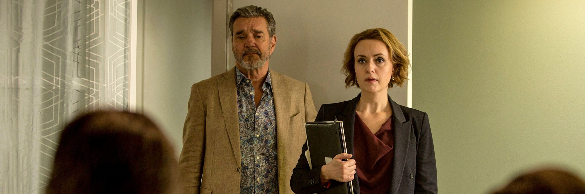 Chefinspektor Evert Bäckström (Kjell Bergqvist) und Staatsanwältin Hanna Hwass (Livia Millhagen) sind die Ermittler der neuen Krimiserie aus Schweden.