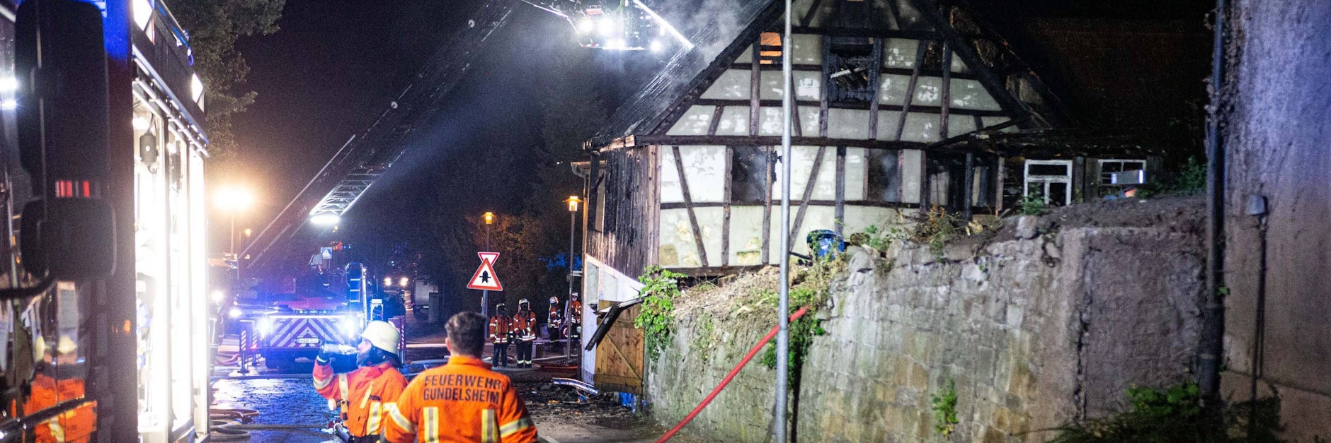 Eine Scheune in Gundelsheim stand im Vollbrand, die Flammen bedrohten auch ein Wohnhaus. Gelegt hat den Brand ein Feuerwehrmann.