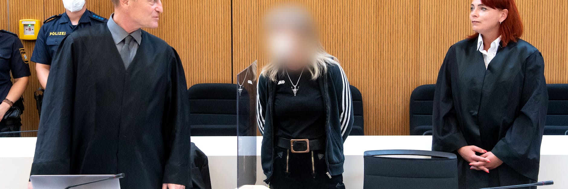 Die angeklagte Rechtsterroristin (M.) muss für sechs Jahre in Haft.