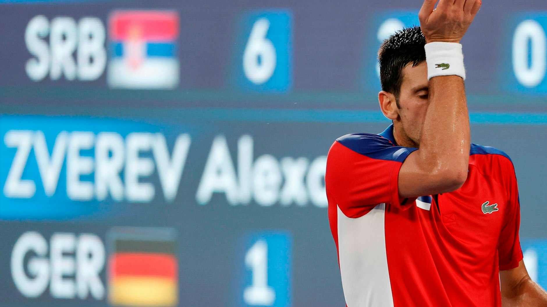 Verlor im zweiten Satz gegen Sascha Zverev bei Olympia völlig den Faden und konnte es nicht fassen: Serbiens Novak Djokovic.&nbsp;