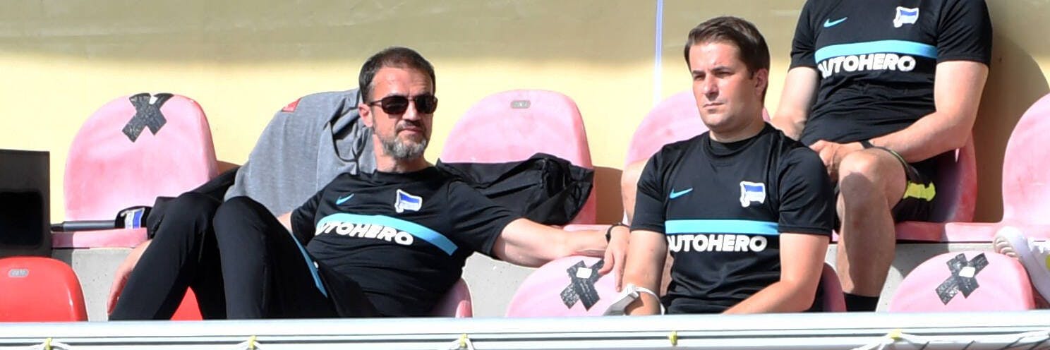 Herthas Sportchef Fredi Bobic (l.) ist es leid, vor leeren Rängen zu spielen und erwägt juristische Schritte gegen die Corona-Auflagen der Politik. 