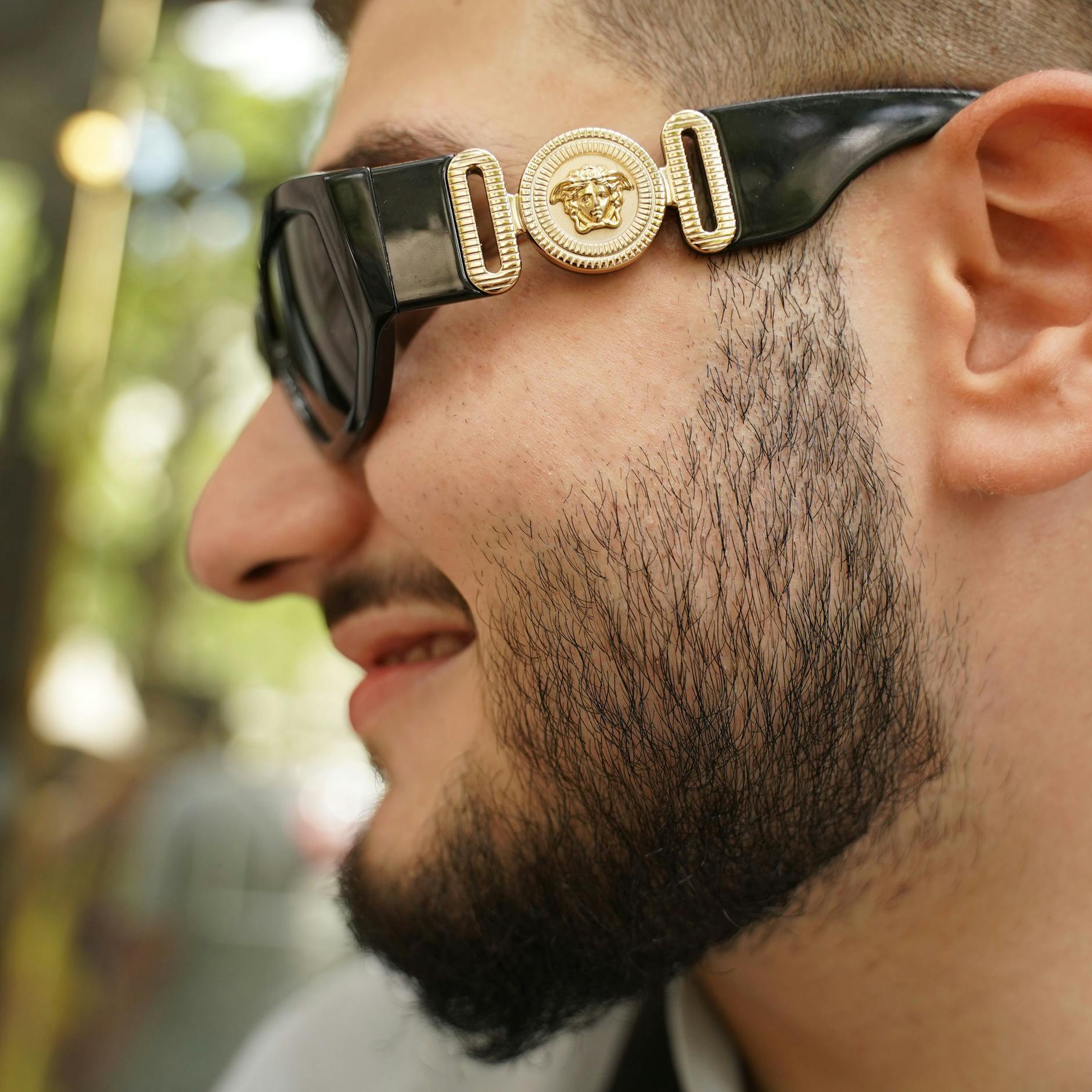  ... und eine Sonnenbrille von Versace.