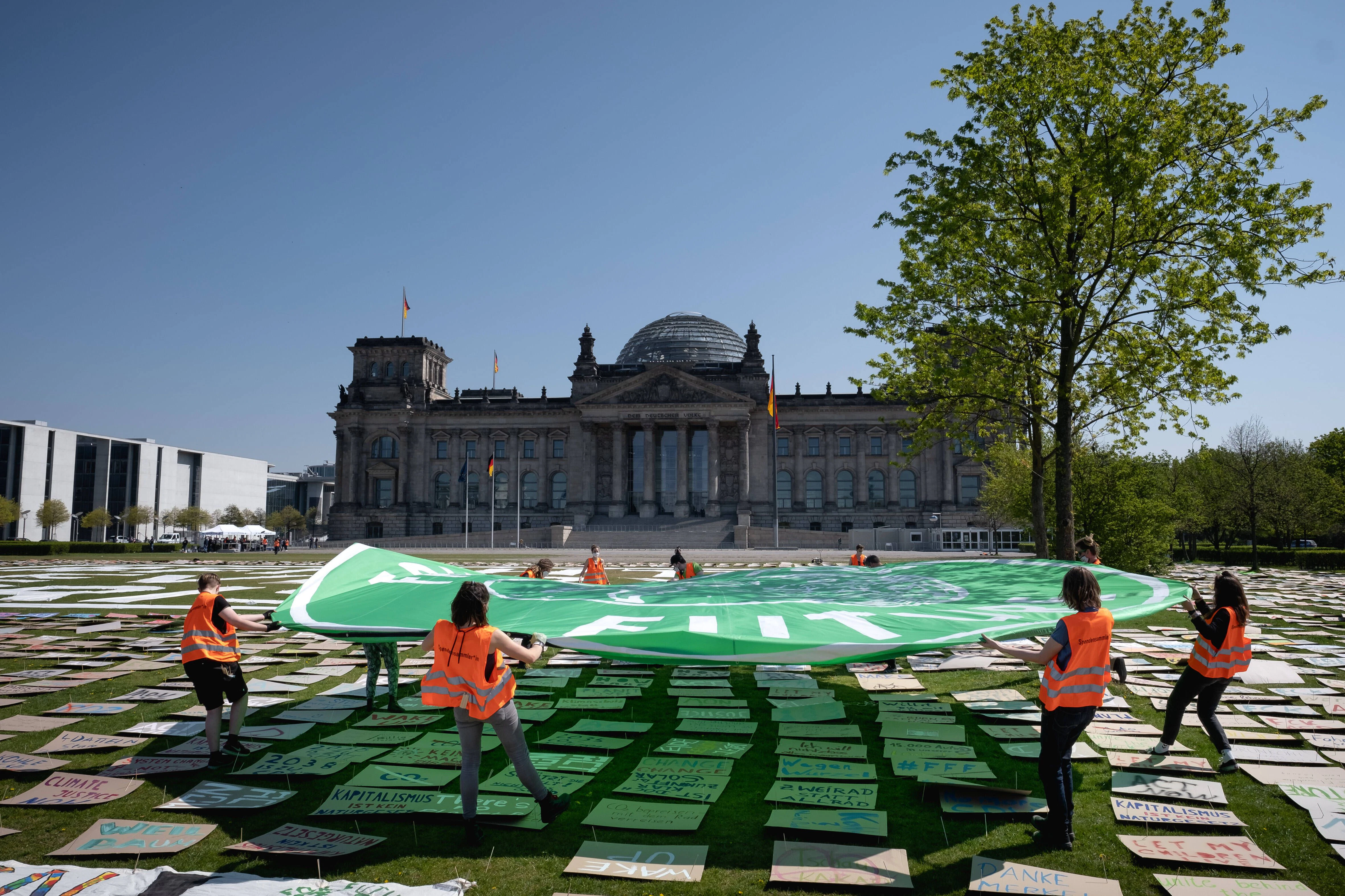 Anreize oder Verbote, was ist besser als Klimaschutzmaßnahmen geeignet? Fridays-for-Future-Protest 2020 vor dem Reichstag.
