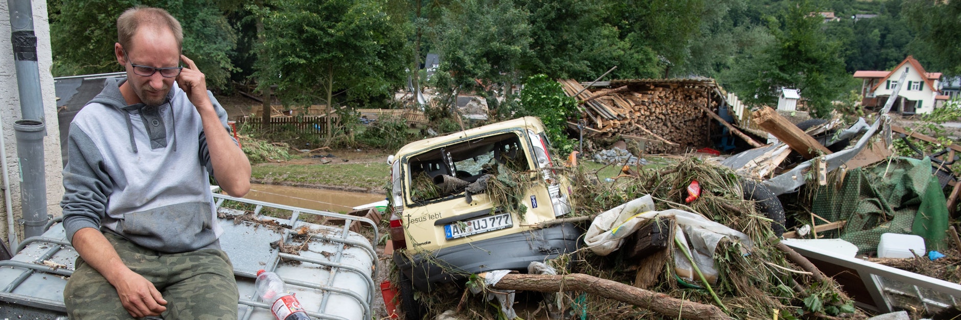 Wenige Stunden nach der verheerenden Flutwelle sitzt Daniel Schmitz in Insul auf einem Wassertank. Als seine Frau das Foto sieht ist es das erste Lebenszeichen ihres Mannes nach der Katastrophe.