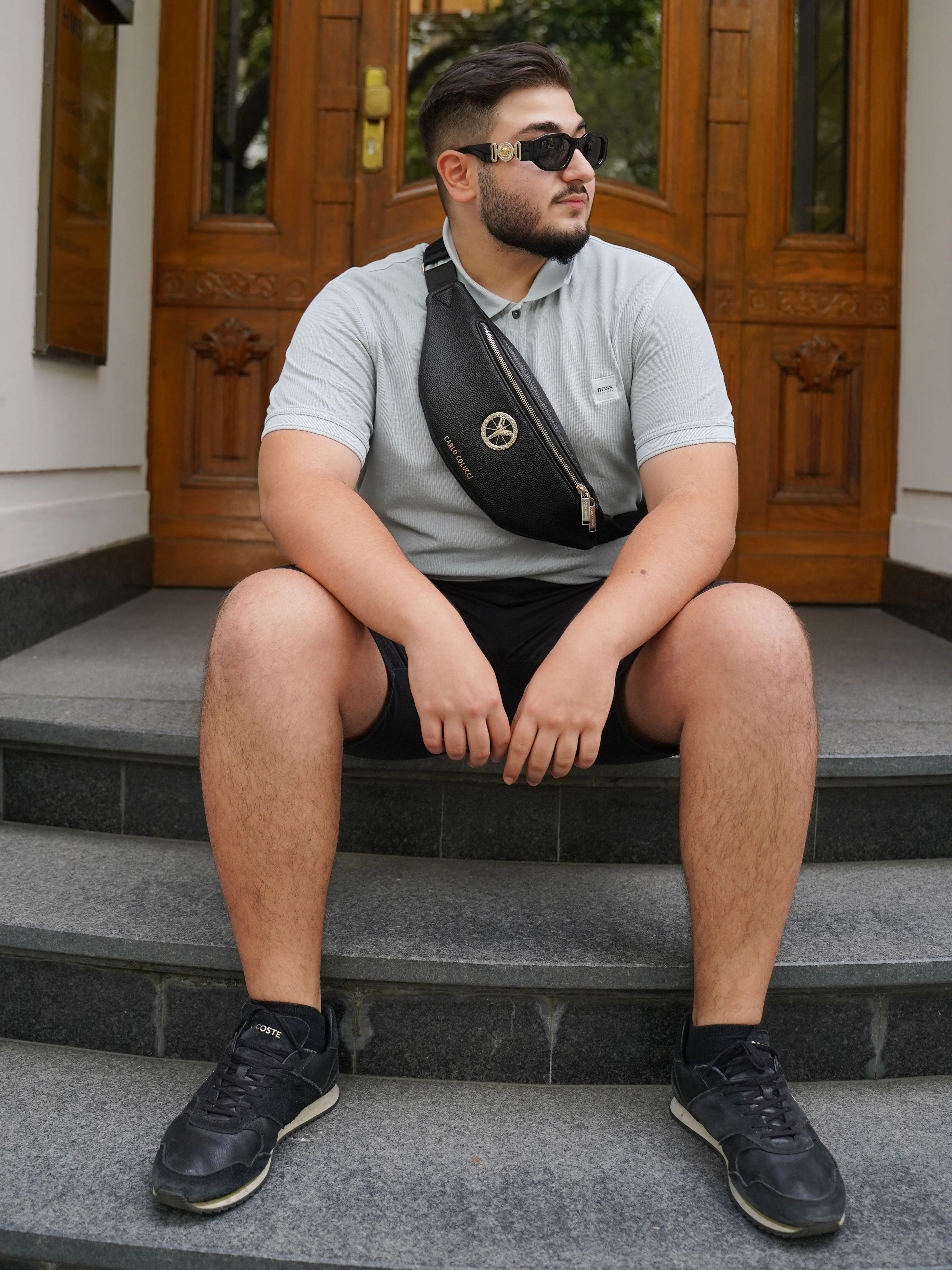 Bashir wohnt in Berlin und macht zurzeit eine Ausbildung im Finanzbereich. Er möchte mal Steuerberater werden. Weil er gerade Urlaub hat, nutzt er den Tag für einen Spaziergang zu seinen Lieblingsshops. Sein Polohemd und seine Schuhe sind von Lacoste, dazu trägt er H&M-Shorts, eine Tasche von Carlo Colucci ...